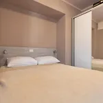 Paradiso, No 7 Apartment *