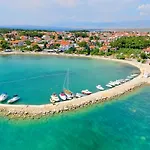 Apartment Paradiso, No 7 *
