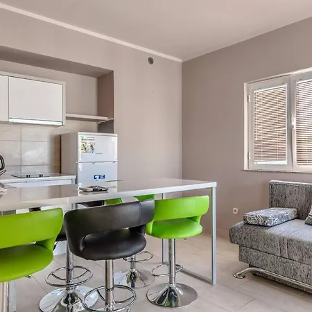 Paradiso, No 7 Apartment Vir